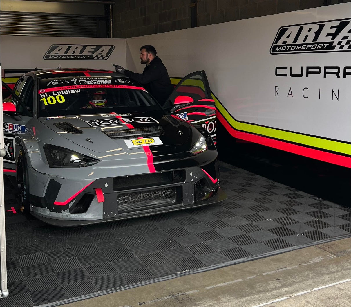 Pit Walling - Two Car view 9